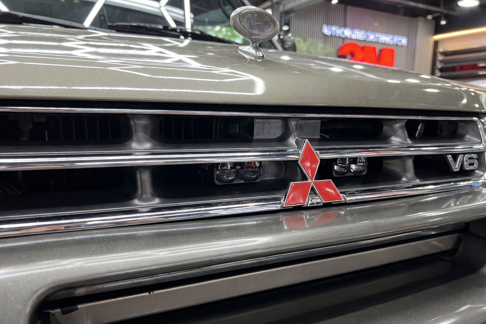 F2 Zero GT trên Mitsubishi Pajero, góc chụp bên trái khi không bật đèn