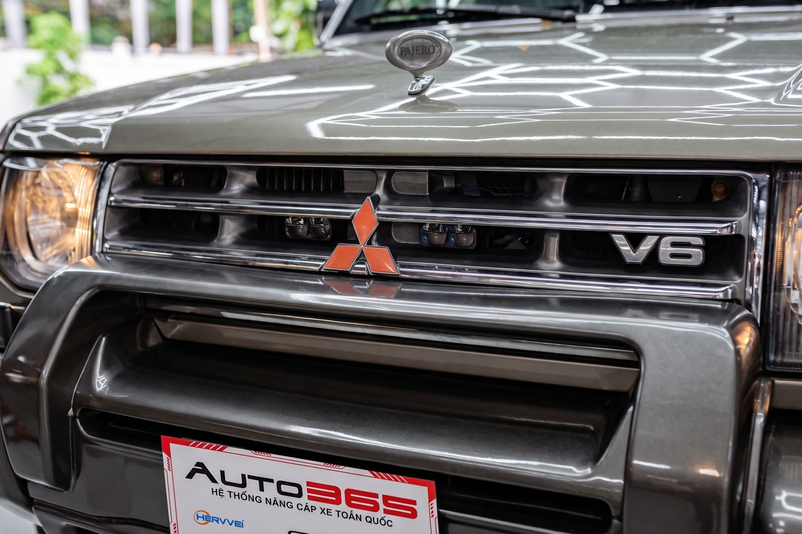 F2 Zero GT trên Mitsubishi Pajero, góc chụp bên phải khi không bật đèn