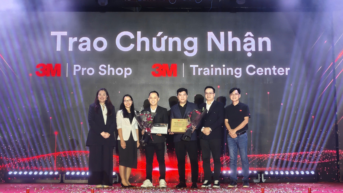 Đại diện 3M trao chứng nhận 3M Pro Shop và 3M Training Center cho Auto365