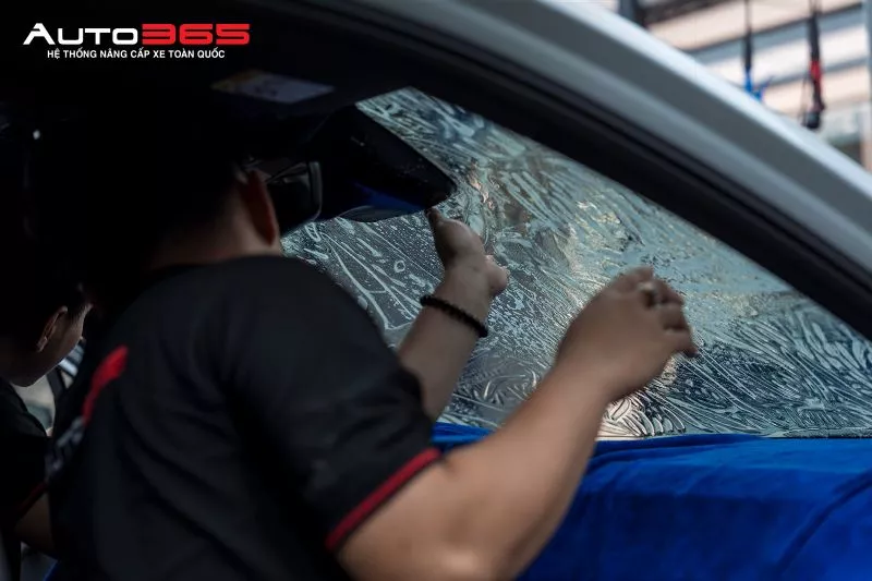 Ảnh minh họa thao tác thi công sau khi đã thống nhất phương án vùng camera; không đại diện cho cách tháo/lắp của mọi model camera hành trình