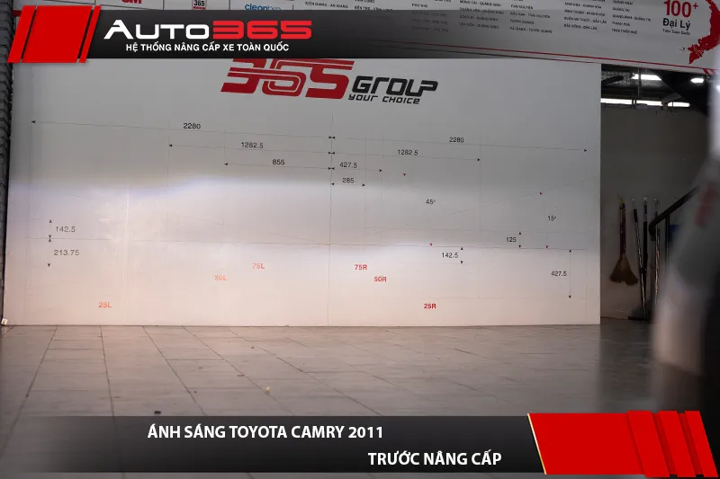 Ánh sáng Toyota Camry 2011 ghi nhận tại xưởng trước khi thi công