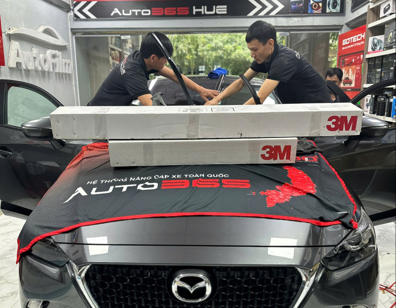 Thi công dán phim cách nhiệt chính hãng cho xe ô tô tại Auto365 Huế