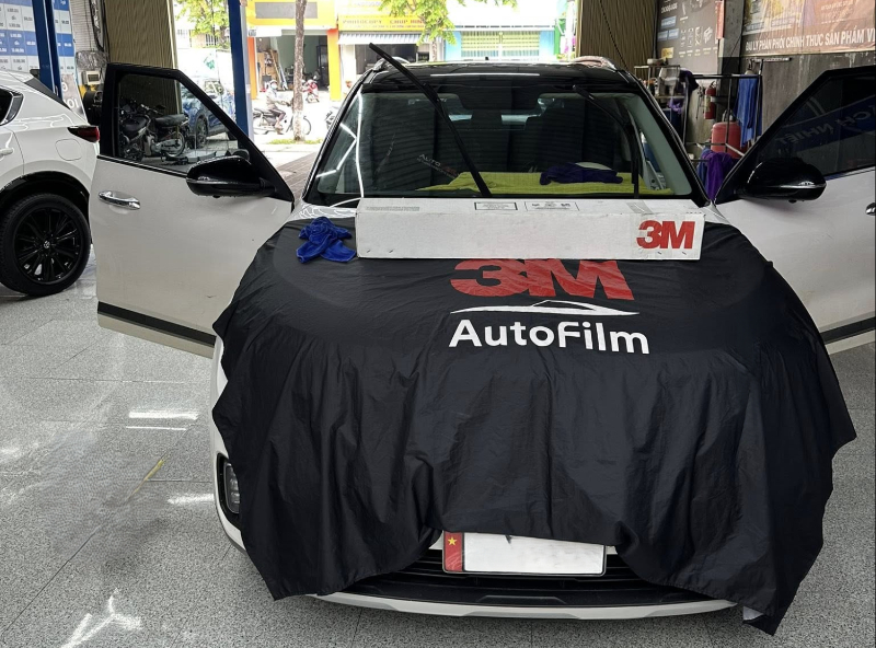Xe thi công dán phim cách nhiệt 3M tại Auto365 Quảng Nam
