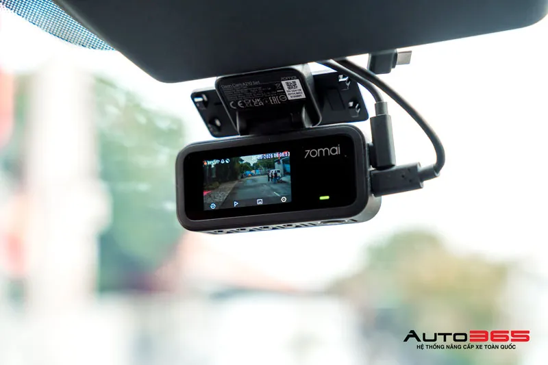 Màn hình camera hành trình hiển thị mốc thời gian và trạng thái ghi hình trực tiếp trên kính lái ô tô
