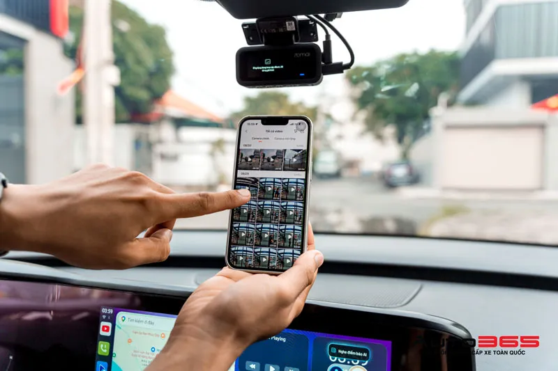 Người dùng kiểm tra video khi camera hành trình bị sai ngày giờ trên ứng dụng điện thoại