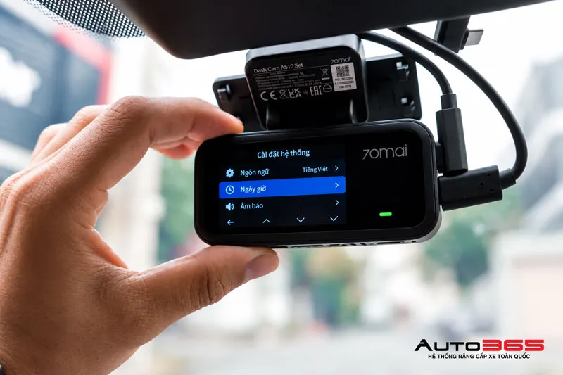 Thao tác chọn mục Ngày giờ trong menu Cài đặt hệ thống trên màn hình camera hành trình