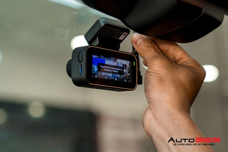 Màn hình camera hành trình hiển thị cảnh báo thời gian hệ thống quay về mặc định xuất xưởng khi kiểm tra nguồn cấp