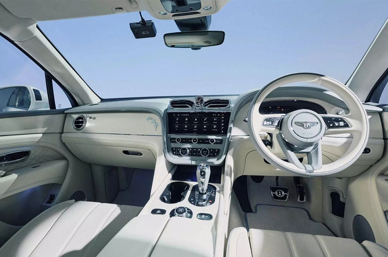 bentley-bentayga-something-blue-tuyet-tac-suv-danh-rieng-cho-ngay-trong-dai (1).jpg