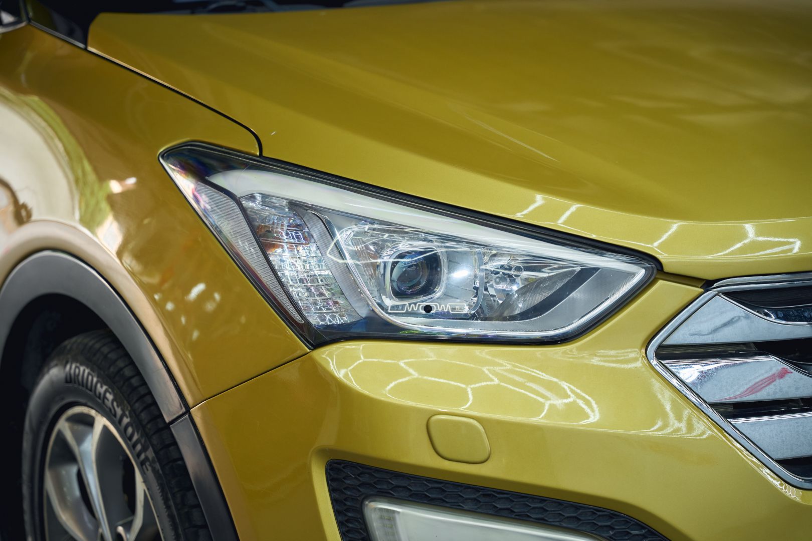Cận cảnh Hyundai Santa Fe sau khi lắp bi LED X-Light V20 Square