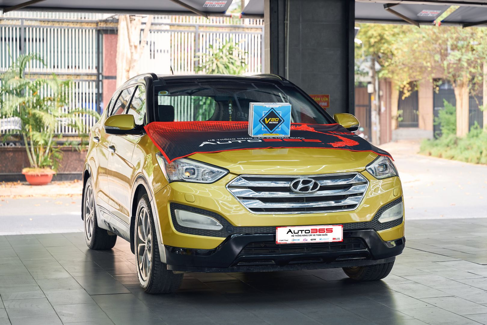 Hyundai Santa Fe sau khi nâng cấp bi LED X-Light V20 Square, góc chụp toàn xe