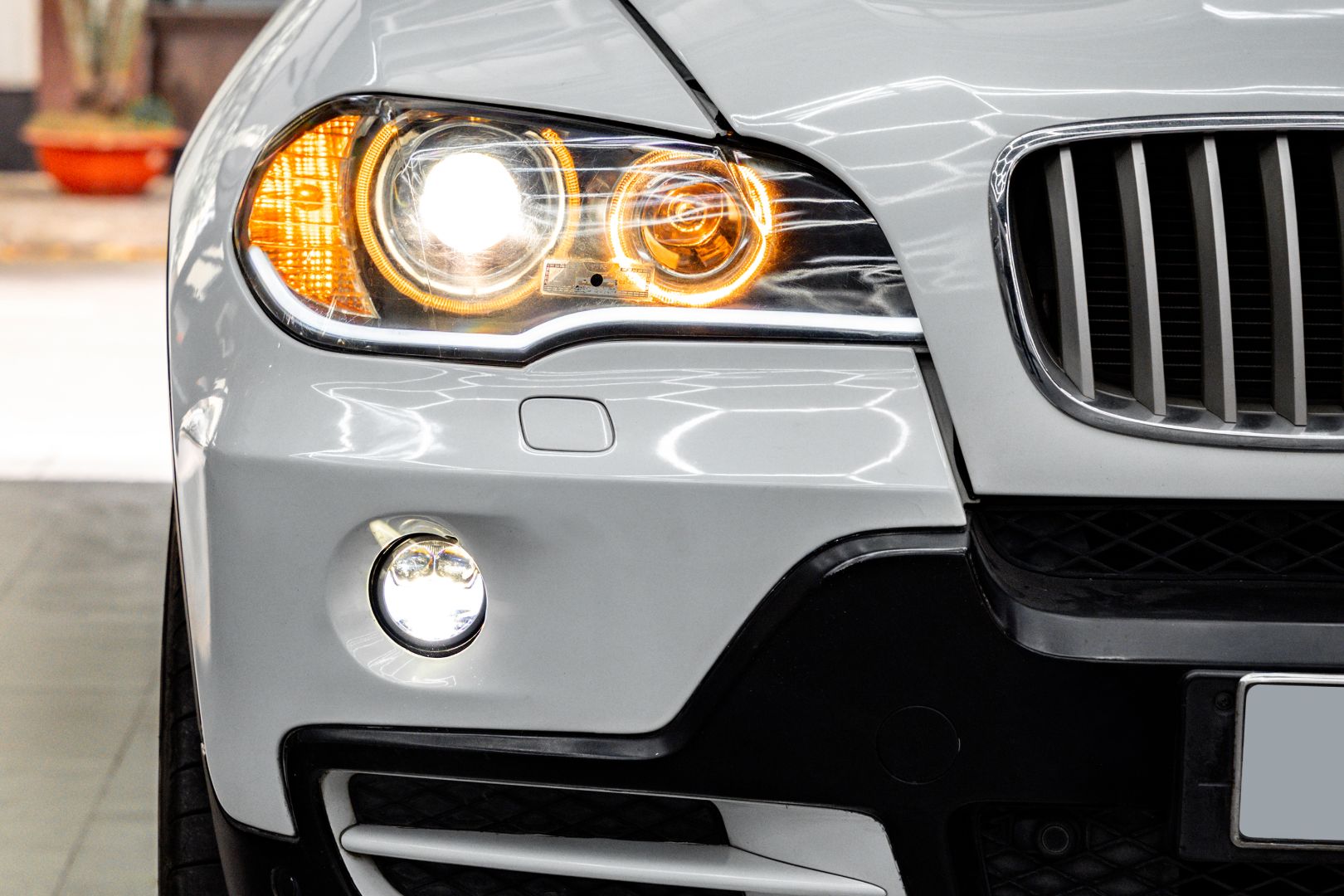 Chi tiết BMW X5 E70 2010 khi nâng cấp X-Light F10 Turbo V2, góc bên phải
