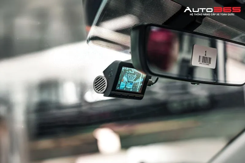 Camera hành trình bị lệch góc quay khi gắn gần gương chiếu hậu