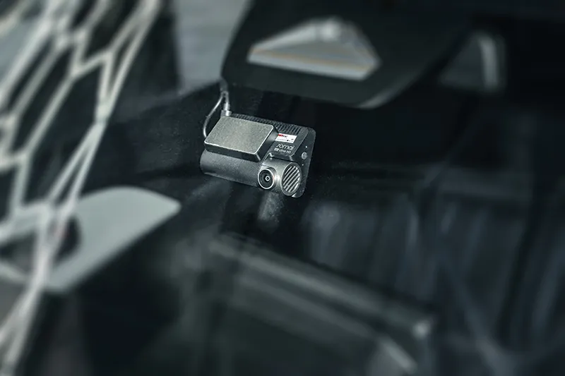 Camera hành trình 70mai A800SE trên Suzuki Swift GLX 2024, nhìn từ ngoài kính lái