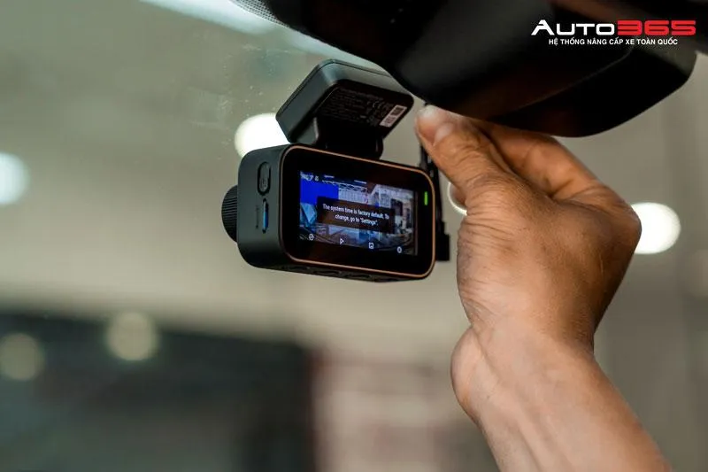 Chỉnh camera hành trình bị lệch góc quay gần gương chiếu hậu