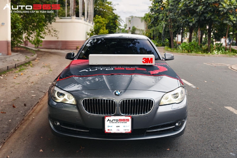 co-nen-dan-phim-cach-nhiet-3m-xe-bmw-523i-goi-crystalline-pro-khong.jpg