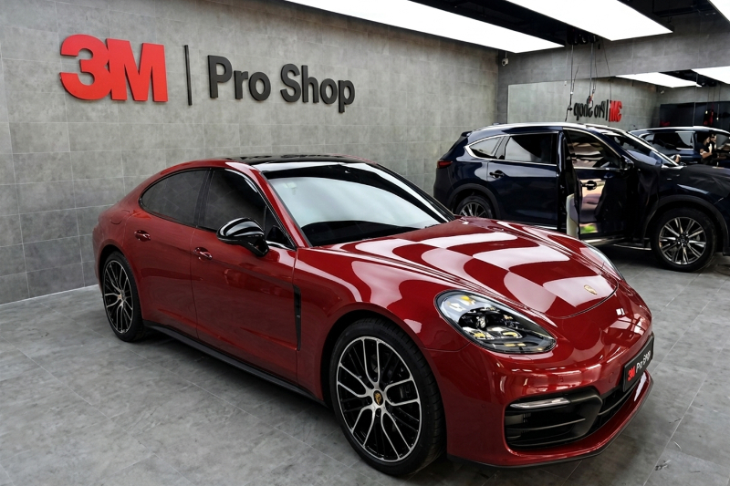 Porsche dán phim 3M Crystalline CR BLK tại xưởng 3M Pro Shop
