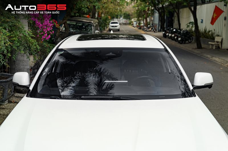 Auto365vn Cua So Troi Nhan Nang Truc Tiep Tu Phia Tren Trong Khi Kinh Suon Nhan Nang Theo Phuong Ngang Img 6a5df4cea6b674.27070457