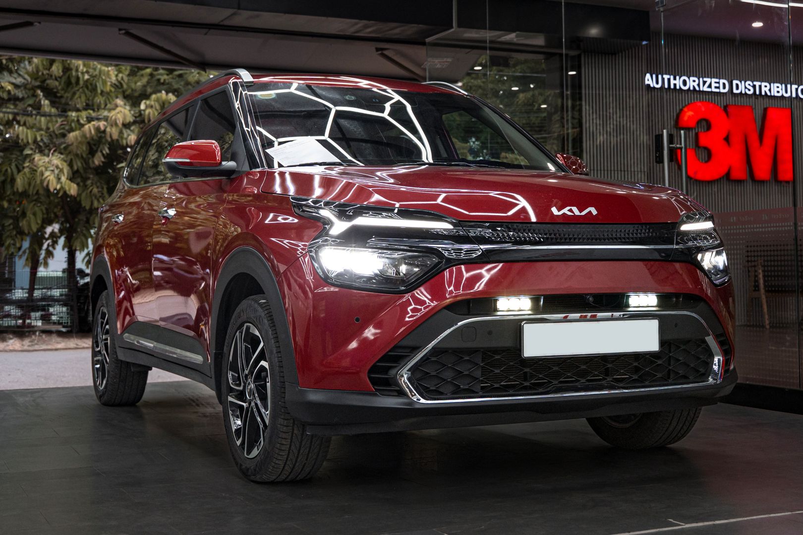 Chi tiết vị trí lắp đèn gầm dạng rời Titan M30 Ultra V2 trên Kia Carens sau khi hoàn thiện
