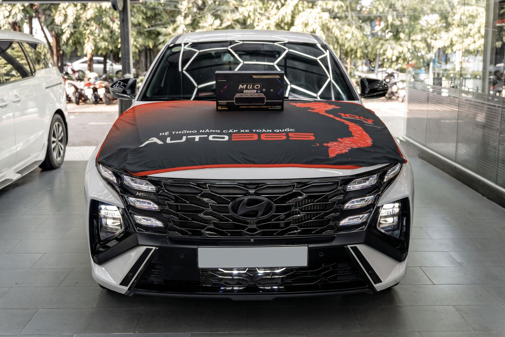 Hyundai Tucson sau khi lắp đèn gầm dạng rời Titan M40 Ultra V2 tại Auto365.vn - Trụ Sở Chính, góc chụp toàn xe