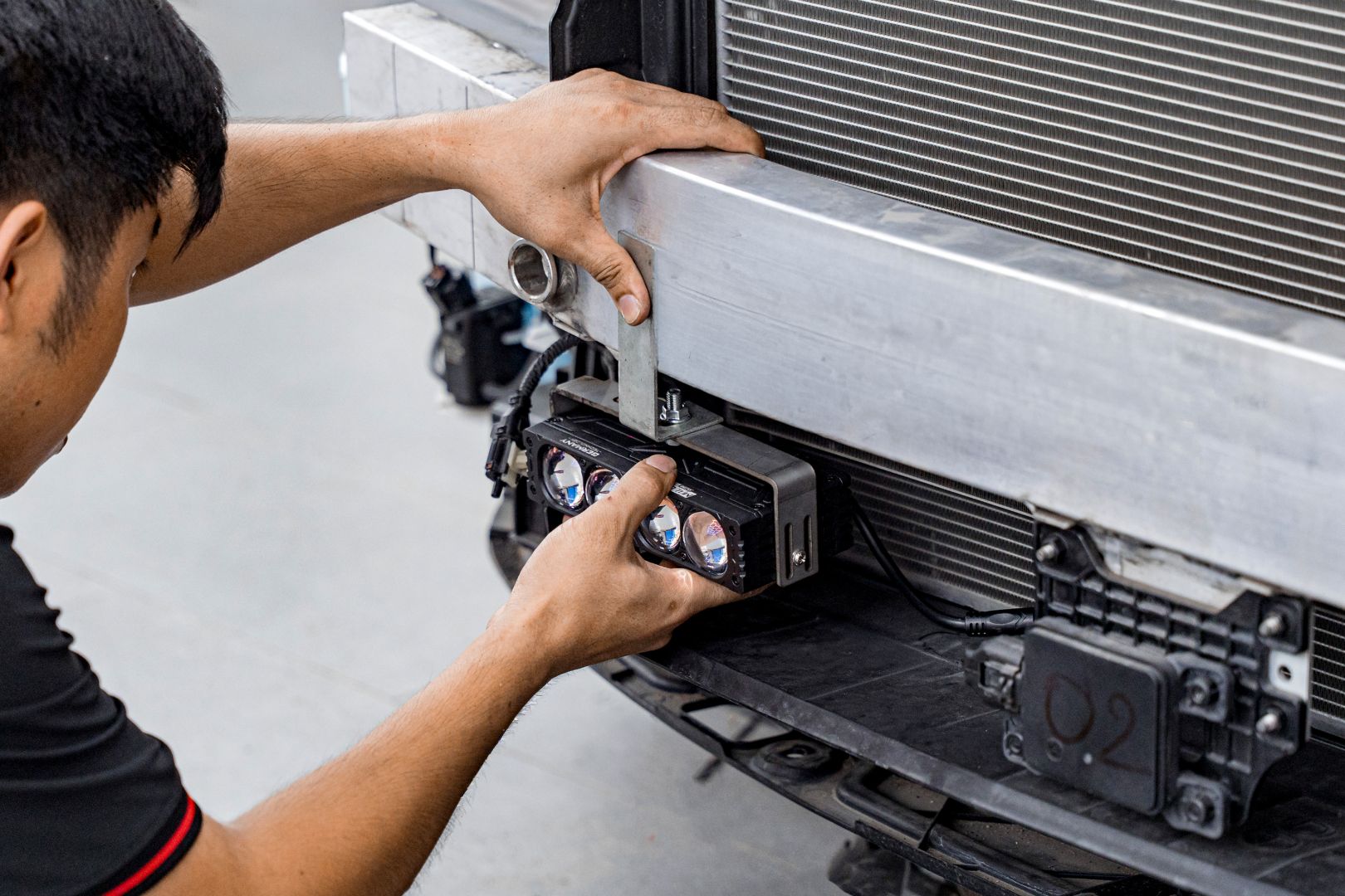Kỹ thuật viên kiểm tra vị trí lắp, khoảng hở và độ cố định của cụm Titan M40 Ultra V2 trên Kia Sorento trong quá trình thi công