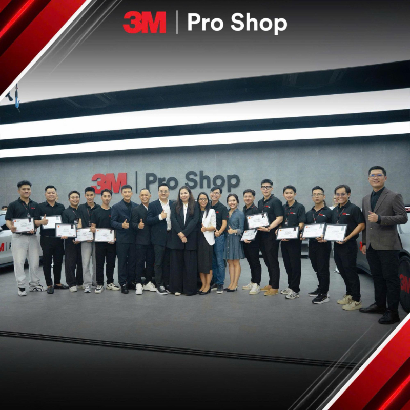 Kỹ thuật viên dán phim 3M được đào tạo chuyên nghiệp