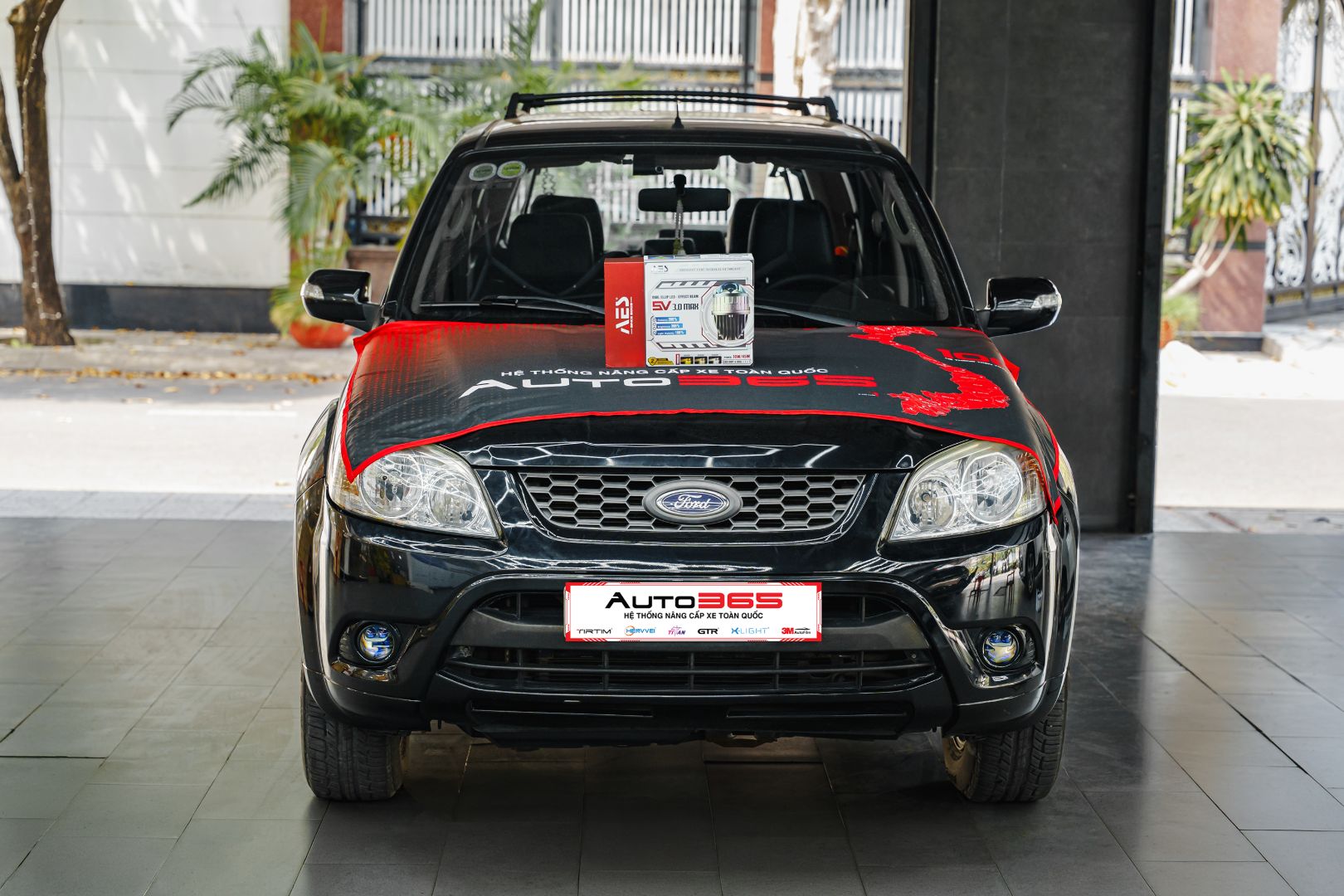 Ford Escape 2010 khi nâng cấp AES SV 3.0 Max, góc toàn xe hướng chính diện