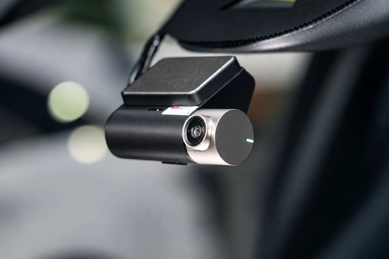 Camera chính 70mai A510 tại khu vực kính lái.