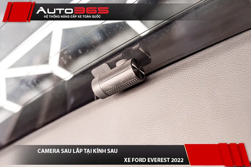 Camera sau 70mai A810 Lite lắp tại kính sau Ford Everest