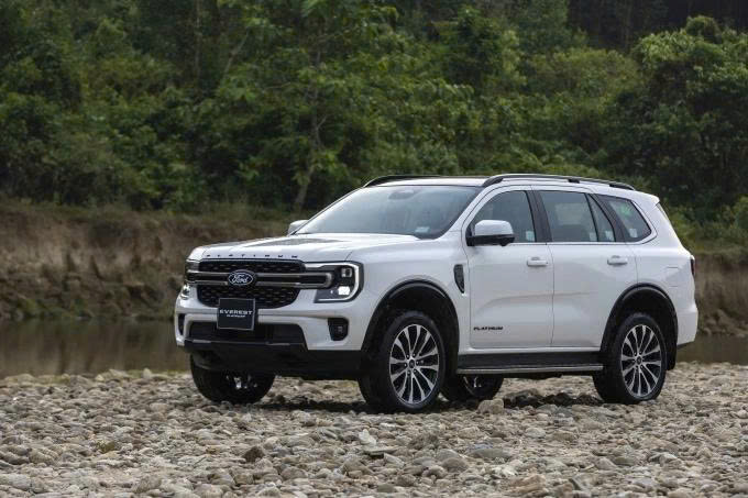 ford-everest-phien-ban-xang.jpg