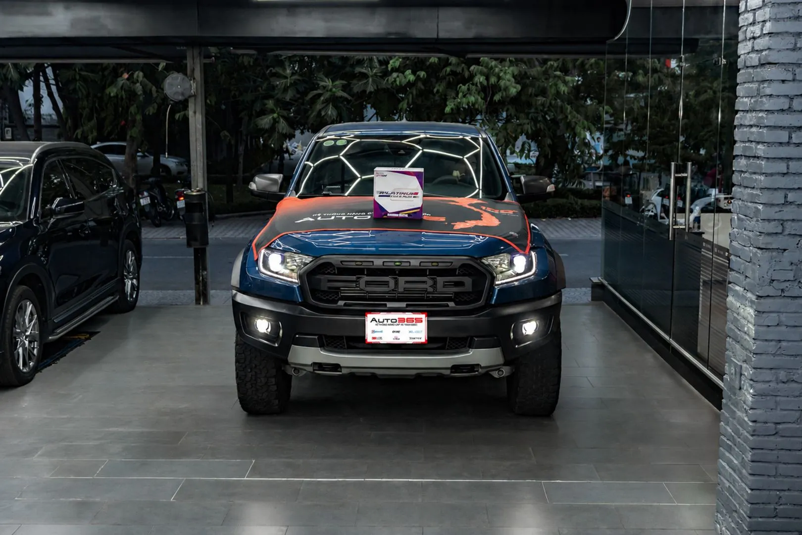 Ford Ranger Raptor 2020 thế hệ đầu tiên khi nâng cấp bi laser Titan Platinum Plus, toàn xe chính diện