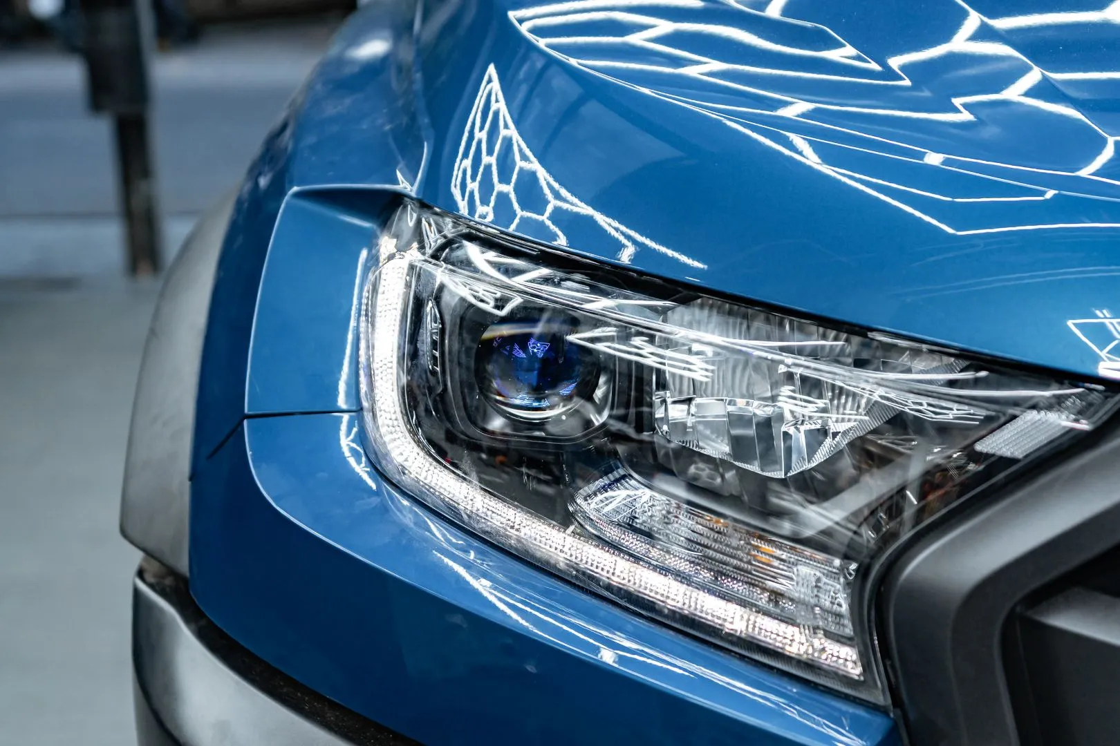 Chi tiết Ford Ranger Raptor 2020 khi nâng cấp bi laser Titan Platinum Plus, góc bên phải