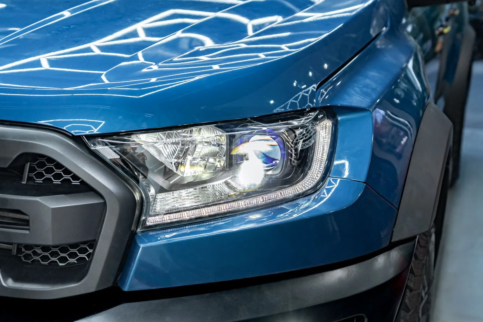 Chi tiết Ford Ranger Raptor 2020 khi nâng cấp bi laser Titan Platinum Plus, góc bên trái