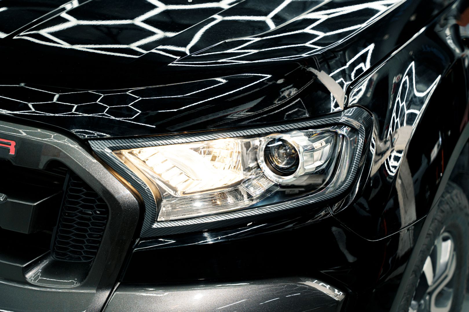 Chi tiết Ford Ranger Wildtrak khi nâng cấp X-Light V30 Ultra, góc bên trái
