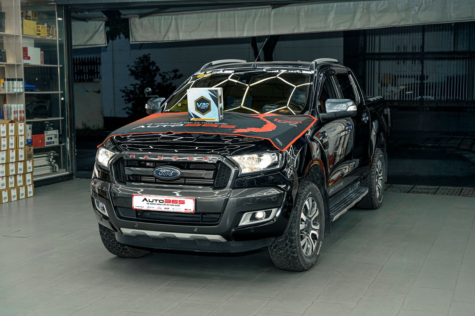 Ford Ranger Wildtrak nâng cấp X-Light V30 Ultra, góc chụp toàn xe hướng bên trái