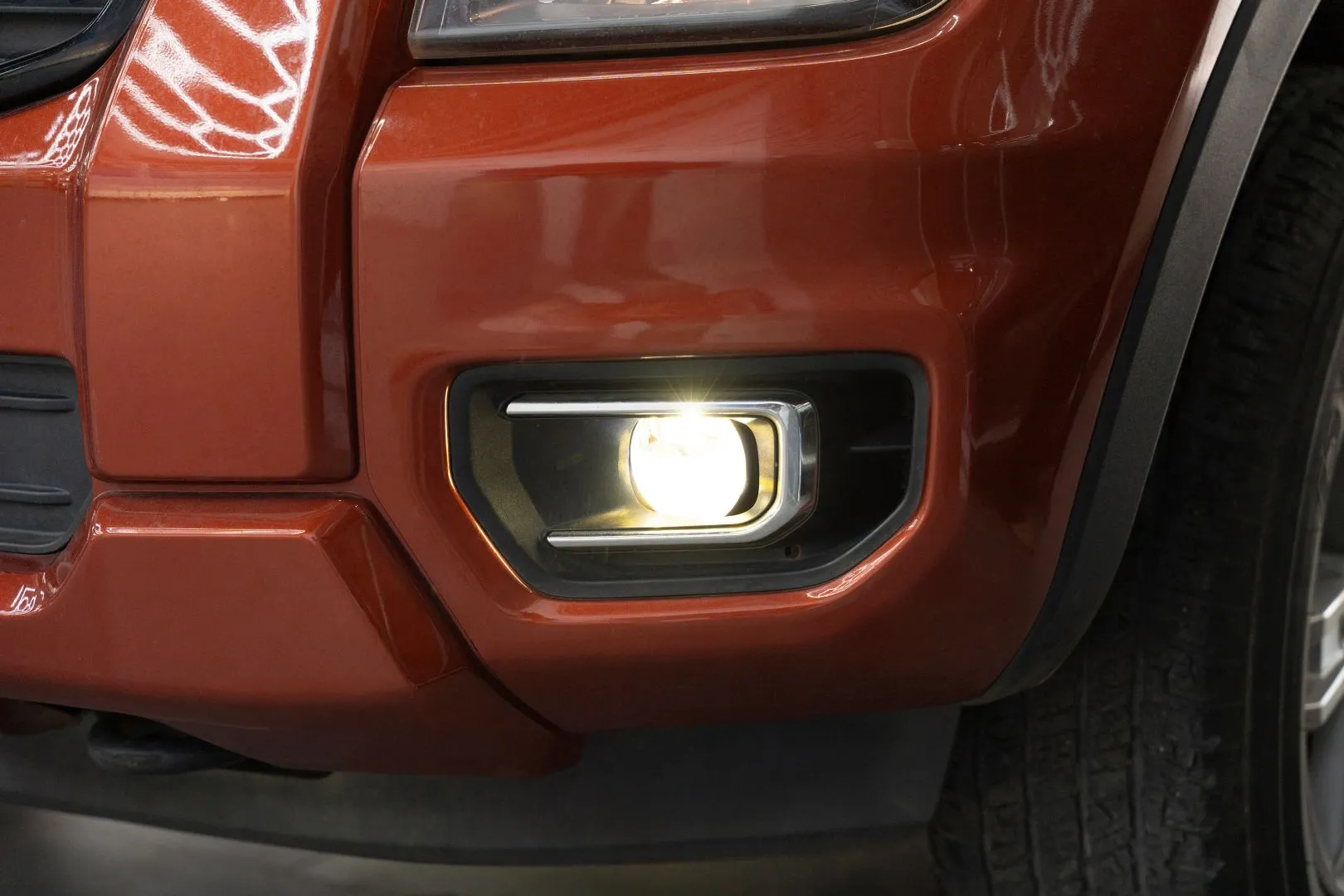 AES SV 3.0 Max tại hốc đèn gầm Ranger XLS 2020 sau lắp.