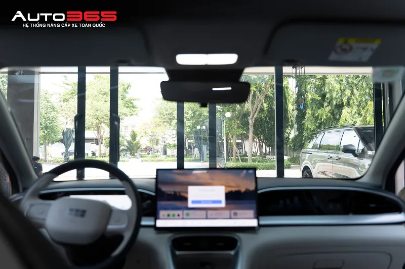 Góc nhìn từ ghế lái Geely EX2 sau dán phim