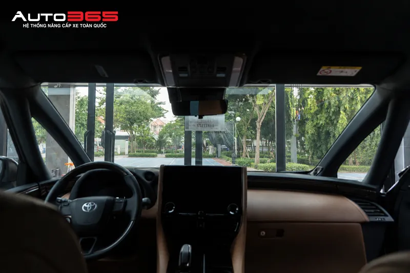 Góc nhìn phía trước từ trong Toyota Alphard sau khi dán phim kính lái, trong điều kiện chụp ban ngày