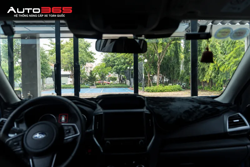 Góc nhìn qua kính lái Subaru Forester sau khi dán CR BLK 40