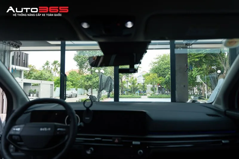 Góc quan sát qua kính lái Kia Sportage sau khi dán 3M Crystalline CR BLK 40 trong điều kiện ánh sáng ban ngày