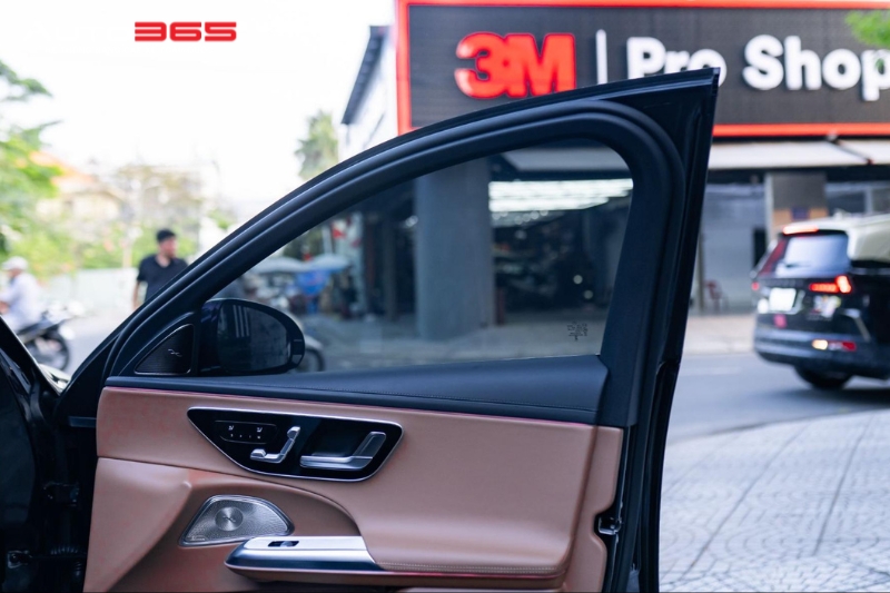 hinh-anh-dan-phim-cach-nhiet-3m-cr-blk-xe-mercedes-benz-e-class (3).jpg