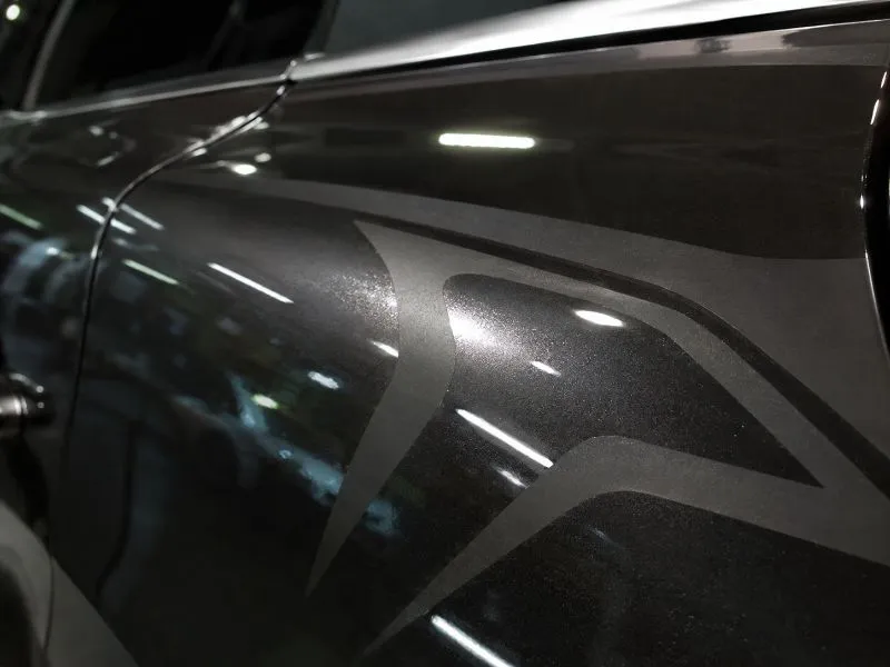 Hình ảnh minh họa mép decal tạo vùng chuyển tiếp giữa bề mặt sơn và vật liệu trang trí, cần kiểm tra trước khi quyết định dán PPF