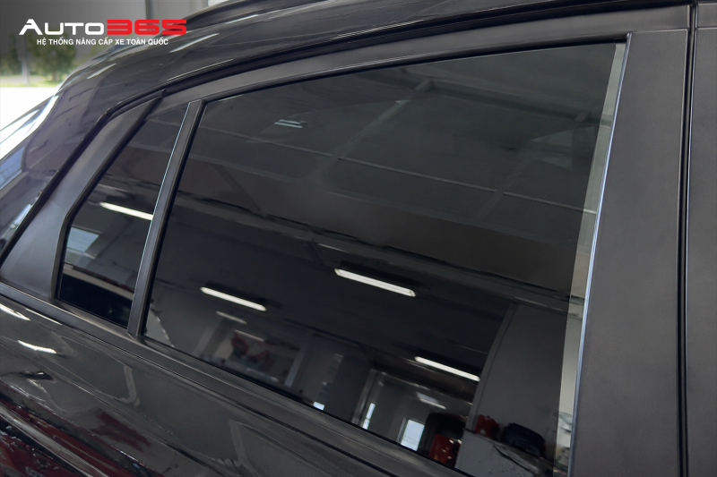 Hình minh họa vùng kính lộ sáng rõ ở một cạnh; trường hợp khoảng hở không đều cần kiểm tra vị trí căn phim và kích thước tấm phim