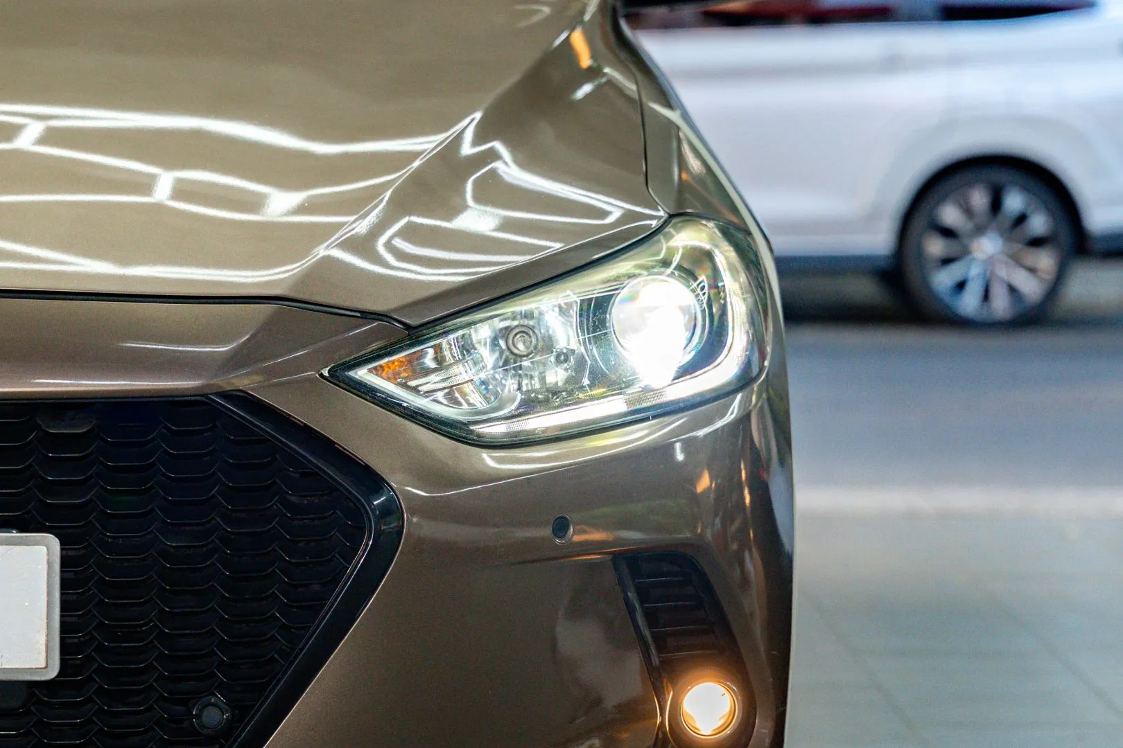 Chi tiết Hyundai Accent 2018 1.4 AT Đặc biệt khi nâng cấp V20 Base 2025, góc bên trái