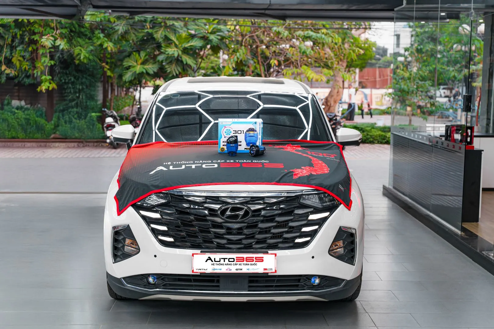 Hyundai Custin 2024 sau khi hoàn thiện nâng cấp bi gầm X-Light 301 V2.