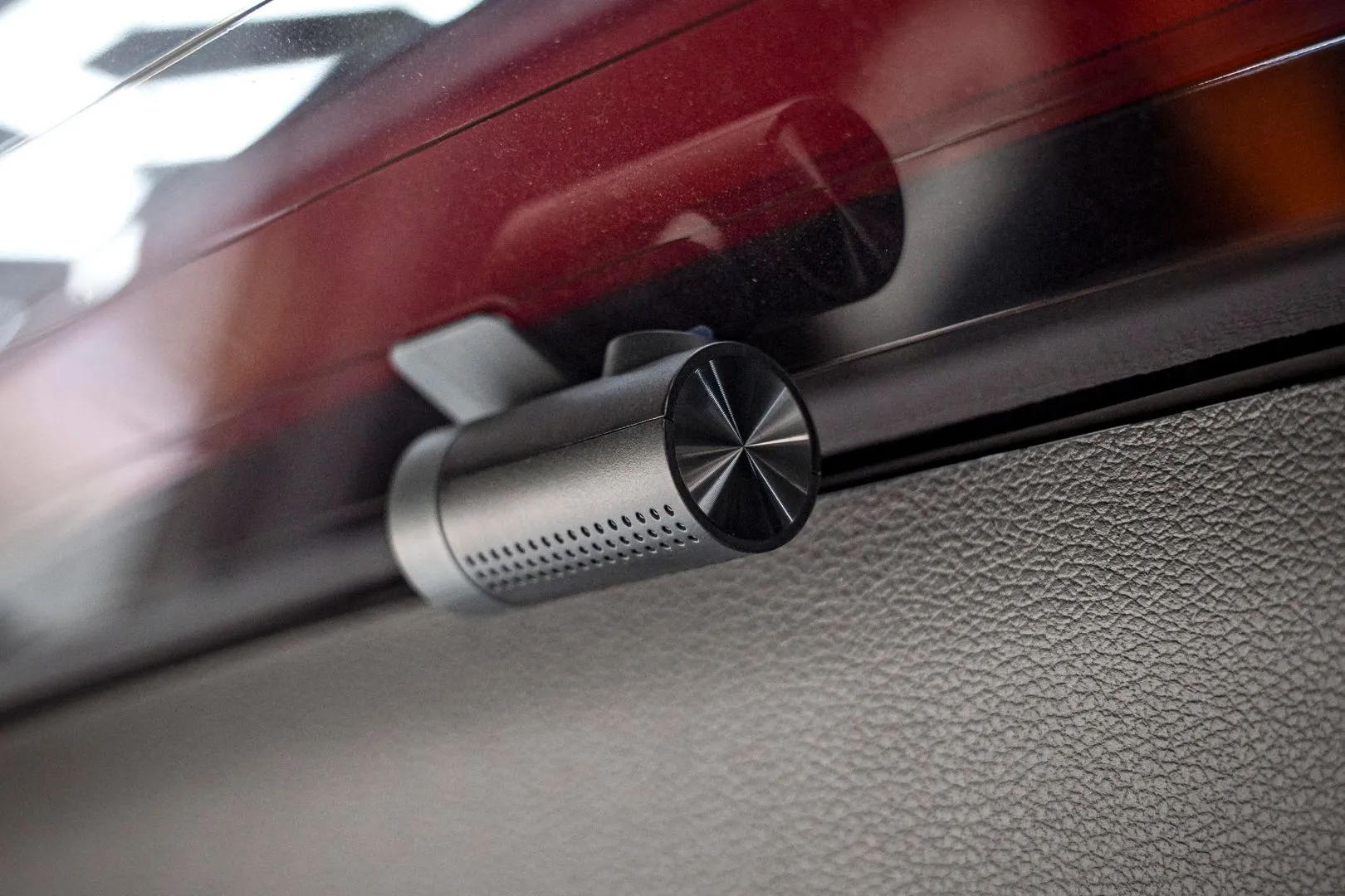 Camera sau được bố trí trên kính phía sau Hyundai Custin 2024.