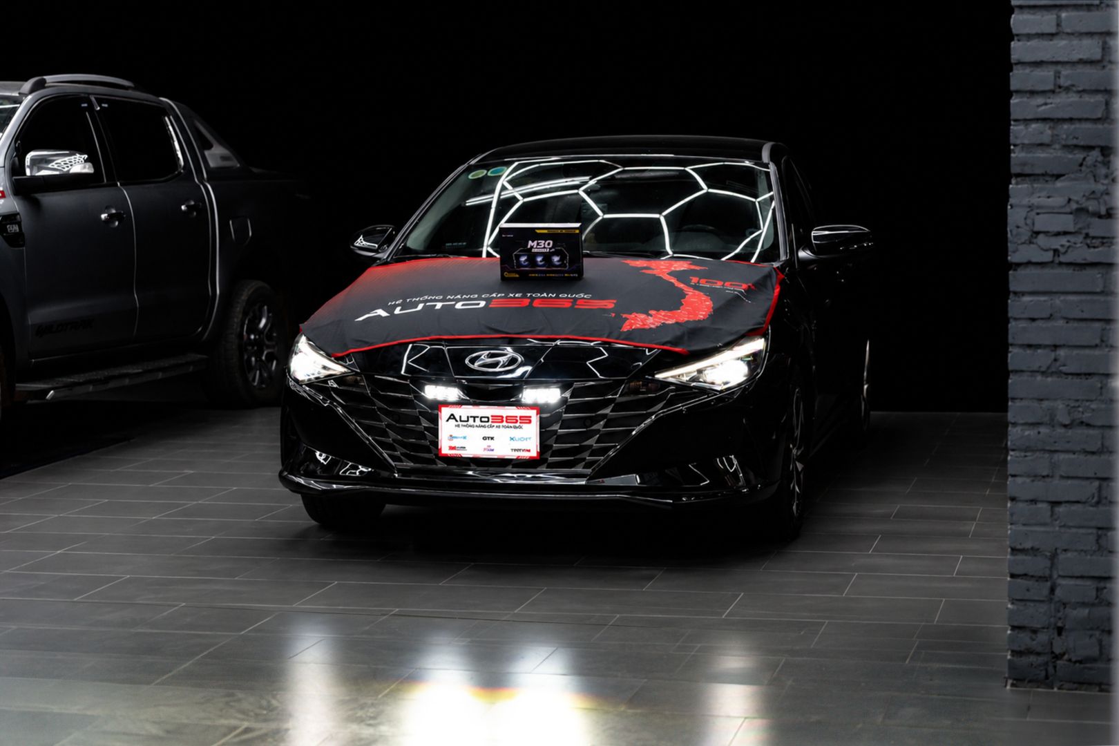 Hyundai Elantra 2023 khi nâng cấp M30 Ultra V2, góc toàn xe hướng bên trái