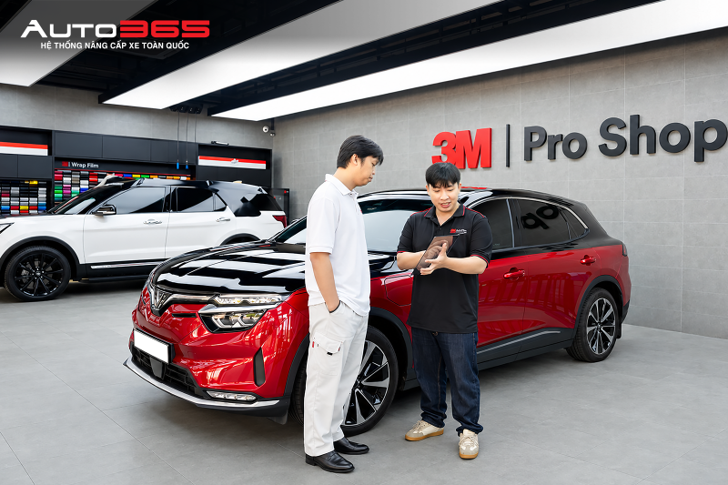 Khách hàng có thể xem mẫu phim và trao đổi trực tiếp nhu cầu sử dụng tại 3M Pro Shop trước khi chốt mã phim kính lái.