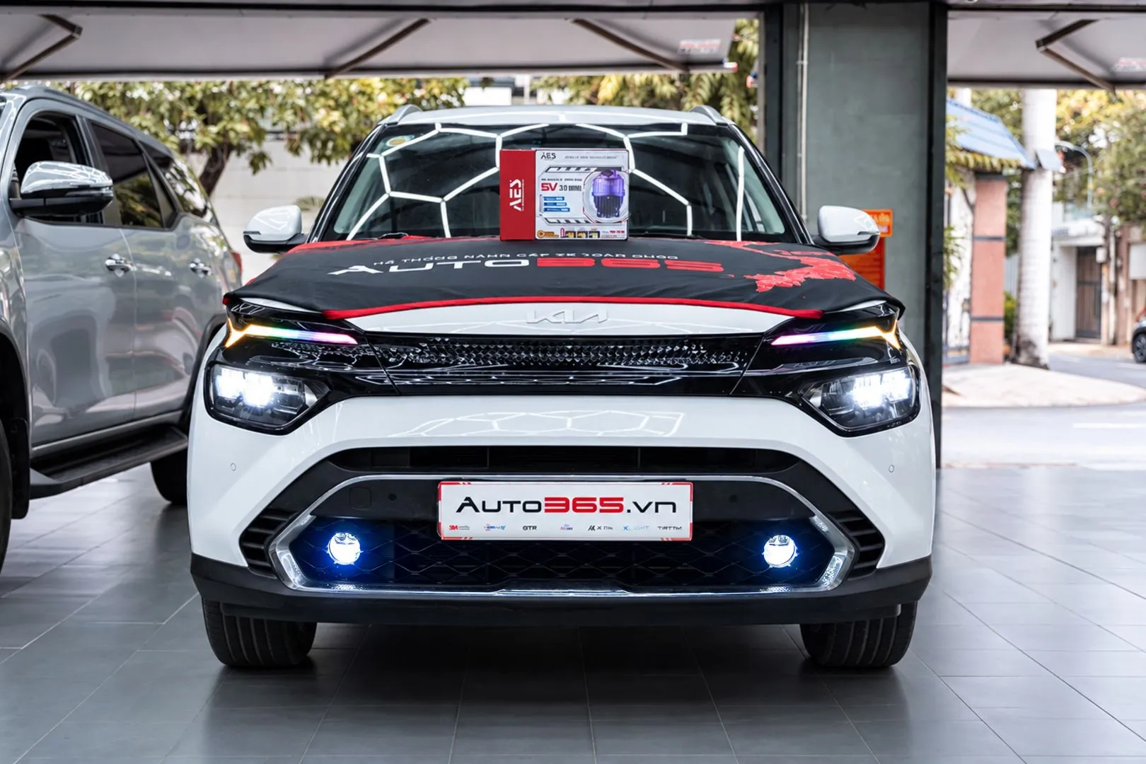 Ngoại quan Kia Carens 1.4T Premium 2023 sau khi hoàn thiện nâng cấp bi gầm AES SV 3.0 Max tại Auto365.vn – Trụ Sở Chính.