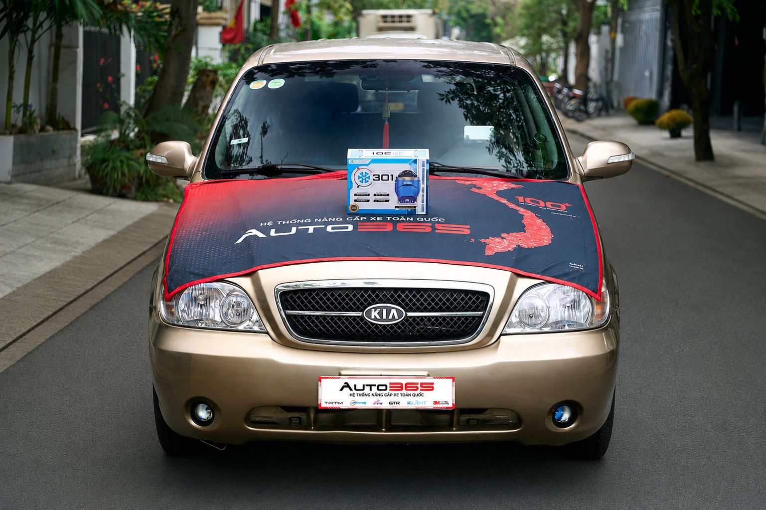 Kia Carnival 2004 khi nâng cấp X-Light 301 V2, toàn xe chính diện