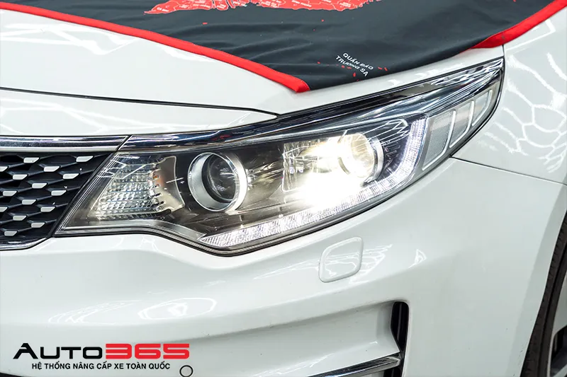 Đèn chính Kia Optima sau khi lắp X-Light V30 Ultra 2026
